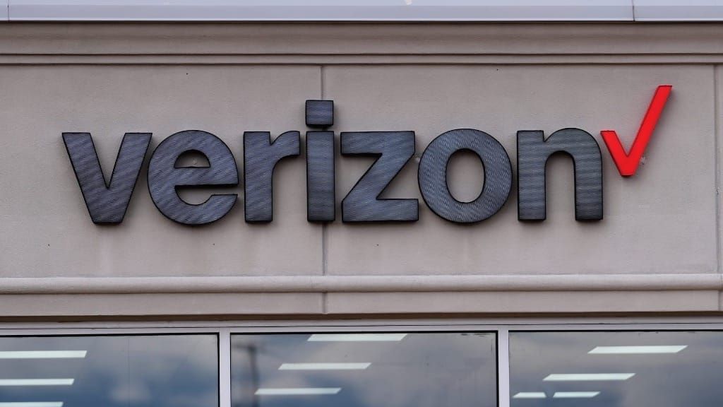 A close-up of a Verizon store sign used to illustrate recent news where the FCC approves Verizon spectrum assets for enhanced 5G network capacity.